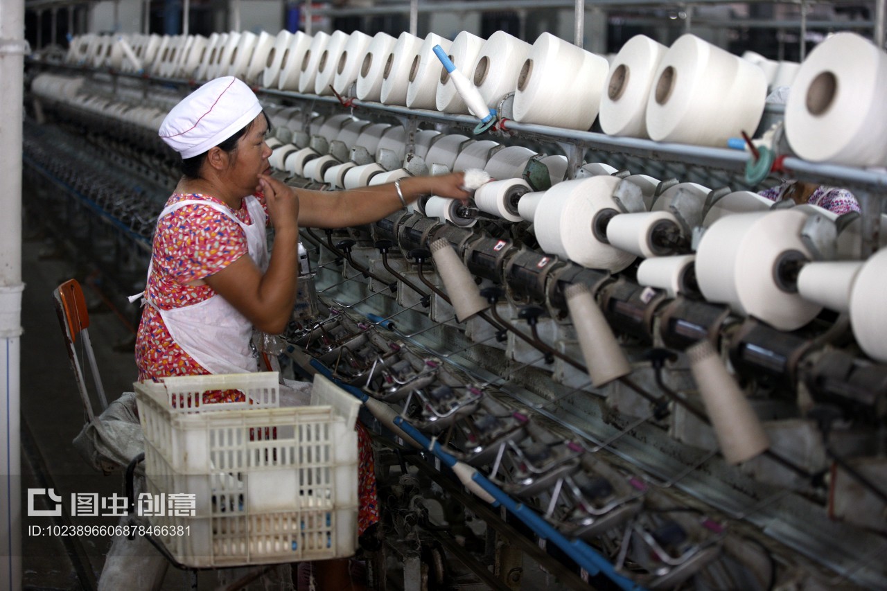 安徽省淮北市,啟鑫紡織廠的生產車間內,紡織女工加工出口的歐美地區的紡織品。